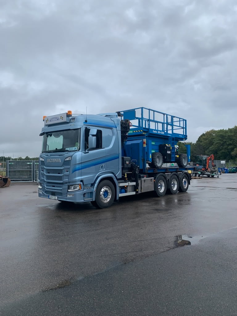 Maskinflytt med saxlift